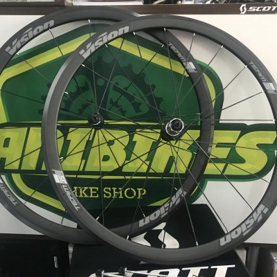 Rodas de bicicleta com aros cinzentos e raios pretos