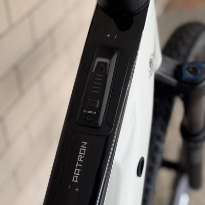 Painel de controlo Bosch numa bicicleta elétrica branca e preta
