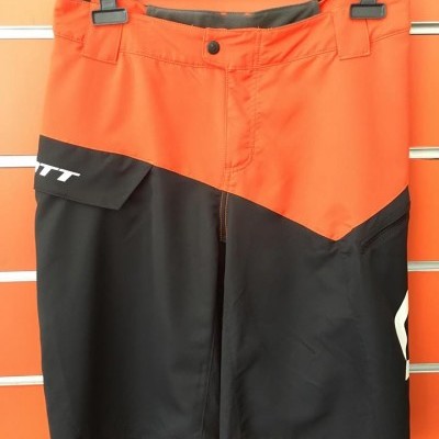 Calções desportivos laranja e preto com detalhe TT