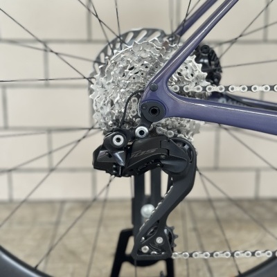 Roda traseira de bicicleta com cassete metálico e desviador preto Shimano 105