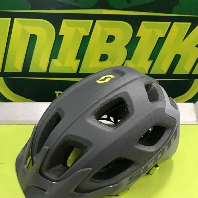 Capacete de bicicleta preto com logotipo amarelo Scott