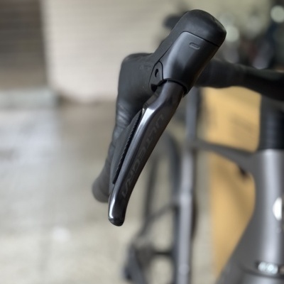 Punho preto de bicicleta com manete cinza com texto 'DURA-ACE'