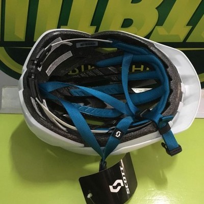 Capacete branco para ciclismo com tiras azuis e etiqueta SCOTT