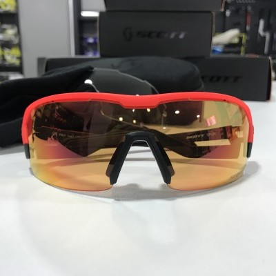 Óculos de sol desportivos com armação vermelha e lentes espelhadas