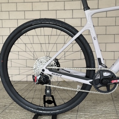 Roda traseira de bicicleta branca da marca SCOTT com pneus Schwalbe Pro One