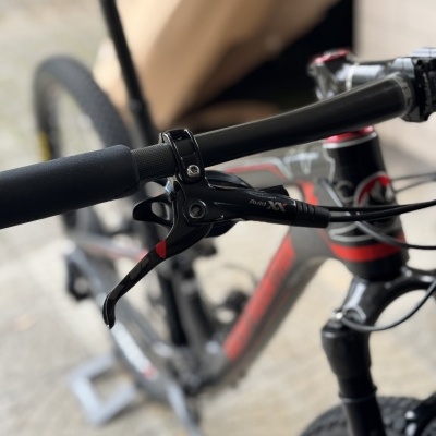 Guiador de bicicleta preto e punho em esponja com manete de travão Avid XX