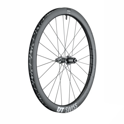 Roda de bicicleta preta com aro em fibra de carbono e raios metálicos