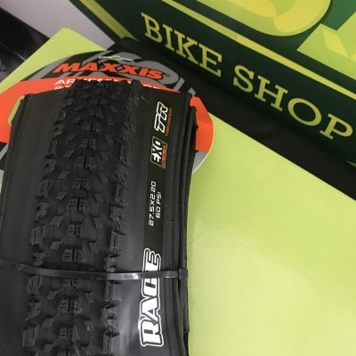 Pneu de bicicleta Maxxis Hot Race preto com padrão de relevo quadrado