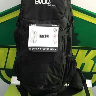 Mochila preta EVOC com protetor de costas liteshield