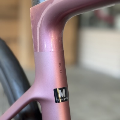 Frame de bicicleta rosa metálico com etiqueta M VIRBRIAL 54 CM
