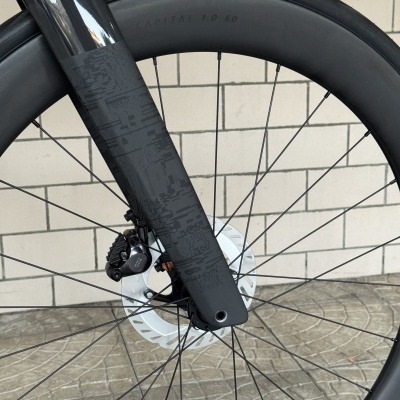 Roda de bicicleta carbono preta com pneu Schwalbe e disco de travão