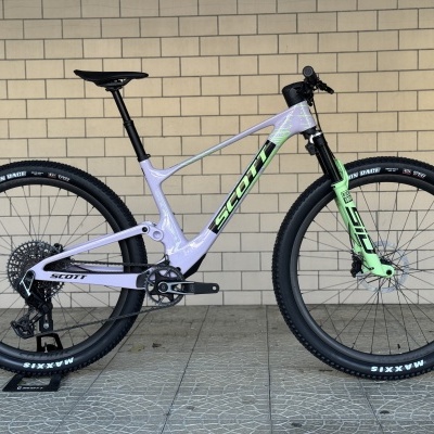 Bicicleta de montanha Scott branca e verde com pneus Maxxis