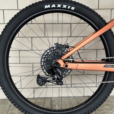 Roda traseira de bicicleta com pneu preto MAXXIS e quadro cobre