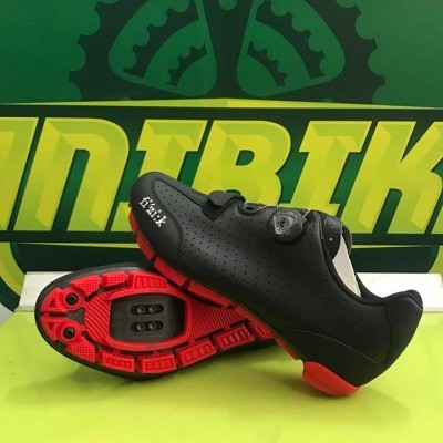 Sapatilhas de ciclismo pretas com sola vermelha e fecho em rolete