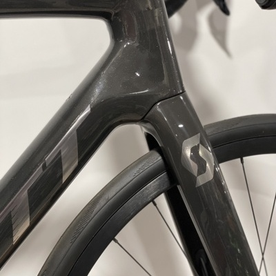 Quadro de bicicleta de estrada em carbono cinzento escuro com logótipo SCOTT