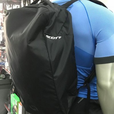 Mochila preta Scott numa manequim com camisa azul em loja