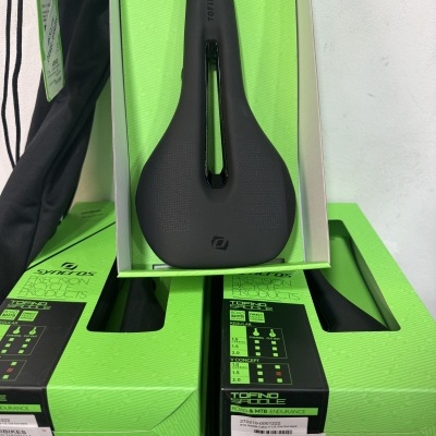 Selim de bicicleta preto Syncros Tofino em caixa verde para bicicleta de estrada e montanha.