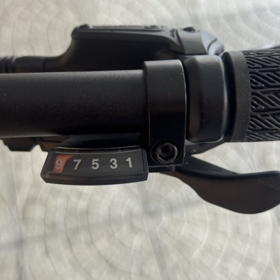 Punho de bicicleta preto com medidor numérico 9 7 5 3 1