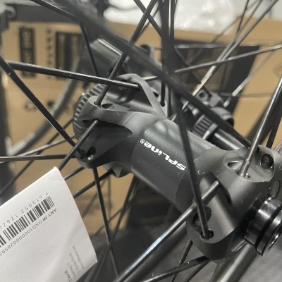 Roda de bicicleta com cubo Spline preto e etiqueta branca com código de barras