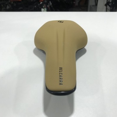 Selim de bicicleta bege e preto com texto BIELCARRA