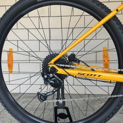 Roda traseira de bicicleta com pneu preto KENDA e quadro amarelo SCOTT