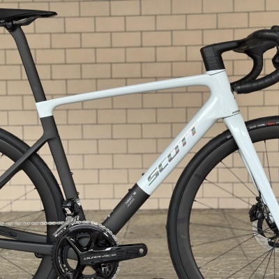 Bicicleta de estrada em branco e preto com detalhes de carbono