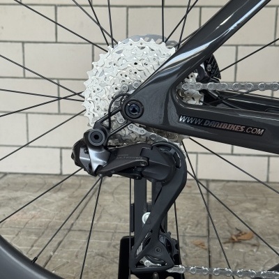 Roda traseira de bicicleta com cassete prateado e câmbio Shimano Ultegra