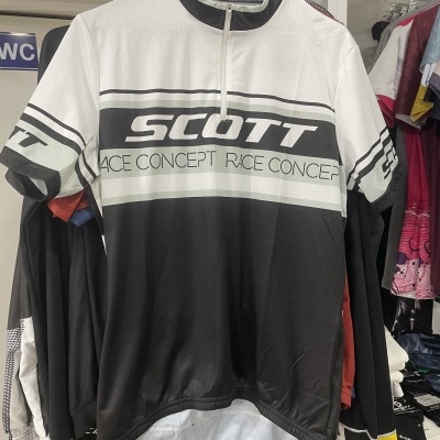 Camisola de ciclismo SCOTT preta e branca com texto frontal
