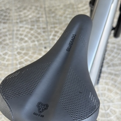Selim de bicicleta preto com marca SILVERADO e logo WTB em quadro prateado