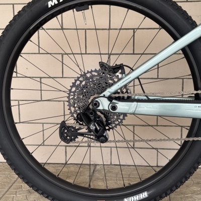Roda traseira de bicicleta com pneu preto MAXXIS REKON e quadro azul claro