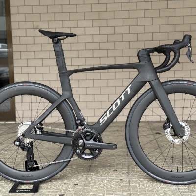 Bicicleta de estrada preta da marca SCOTT com quadro aerodinâmico e rodas de perfil alto