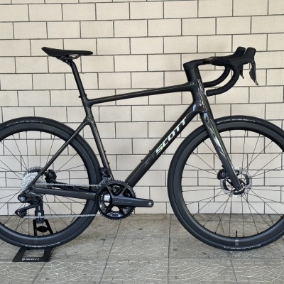 Bicicleta de estrada preta com quadro carbono e roda Schwalbe One