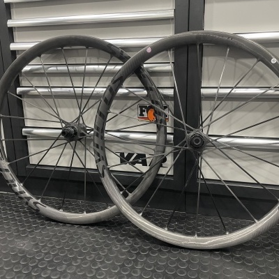 Rodas de bicicleta em carbono com texto SPEED