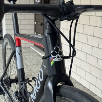 Bicicleta de estrada preta com detalhes em vermelho e guiador preto