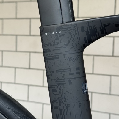 Quadro de bicicleta de carbono preto com padrão geométrico e texto FOIL RC - 10