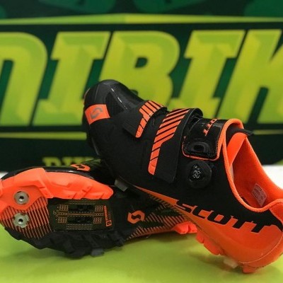 Ténis de ciclismo Scott preto e laranja com fecho de velcro e sola cravada