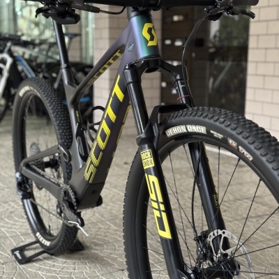 Bicicleta de montanha Scott preta e amarela com suspensão Rock Shox e pneus Rekon Race