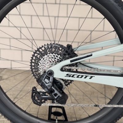 Roda traseira de bicicleta Scott com pneu Maxxis Rekon Race e componentes SRAM GX Eagle
