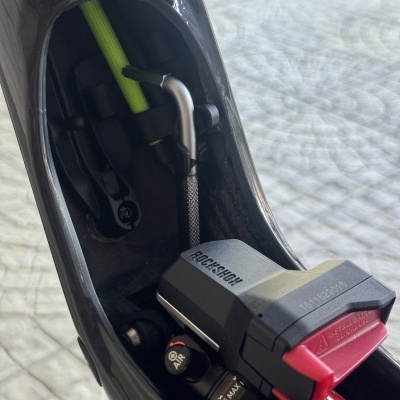 Interior de suspensão de bicicleta com mola amarela e amortecedor vermelho.
