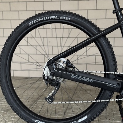 Roda traseira de bicicleta com pneu Schwalbe Nobby Nic e quadro preto Bergamont