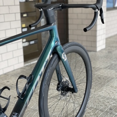 Bicicleta de estrada carbono azul esverdeado com roda dianteira aro alto