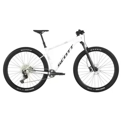 Bicicleta de montanha branca da marca SCOTT com pneus Maxxis