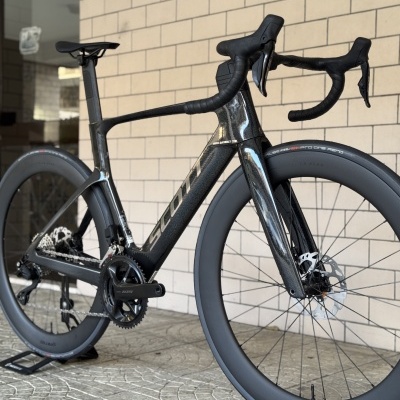 Bicicleta de estrada preta com quadro de carbono e rodas de carbono