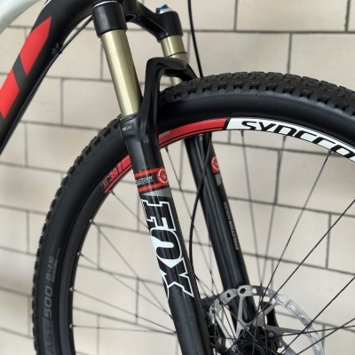 Roda dianteira de bicicleta com amortecedor preto e dourado FOX e aro vermelho