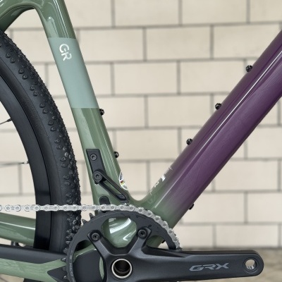 Quadro verde para roxo de bicicleta com corrente prateada e pedal preto GRX