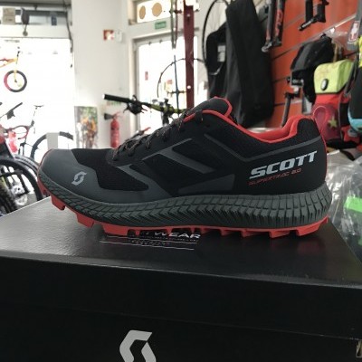 Tênis desportivo SCOTT preto e vermelho com sola frisada vermelha