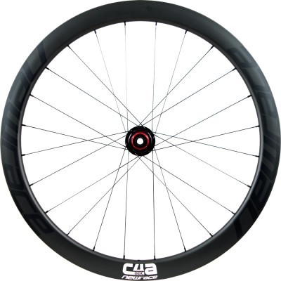 Roda de bicicleta de carbono preta com texto 'cla NEW RACE' no aro
