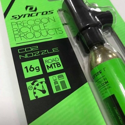 Embalagem de produto para bicicleta com cartucho CO2 e válvula preta