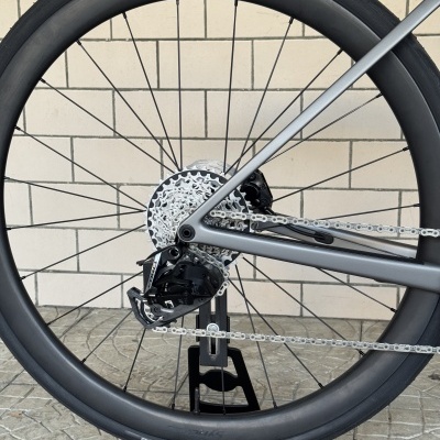 Roda traseira de bicicleta com pneu SCHWALBE ONE e suporte SCOTT