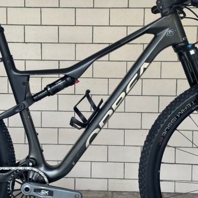 Quadro e garfo de bicicleta de montanha preta com detalhes e escrita visível